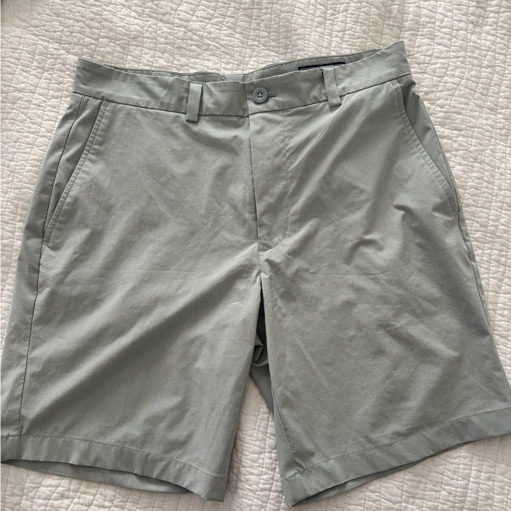 Vineyard Vines Light Gray Flat Front Shorts size 30